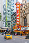 Blick auf das Chicago Theatre und den Verkehr auf der North State Street, Chicago, Illinois, Vereinigte Staaten von Amerika, Nordamerika