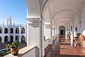 Hof und Arkadengang der neoklassischen Kirche und des Klosters San Felipe Neri, Sucre, UNESCO-Weltkulturerbe, Bolivien, Südamerika