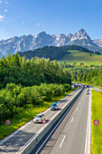 Blick aufFritzerkogel und die Autobahn bei Nischofshofen, Oberösterreich Region der Alpen, Salzburg, Österreich, Europa