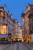 Historische Gebäude in der Nähe des Marktplatzes in der Abenddämmerung, Altstadt von Prag, Böhmen, Tschechische Republik, Europa