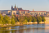 Prager Burg und St.-Veits-Kathedrale von den Ufern der Moldau bei erstem Sonnenlicht, UNESCO-Weltkulturerbe, Prag, Böhmen, Tschechische Republik