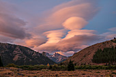 Dramatische Wolkenbildung über dem Chilean Saddle, Barilochie, Patagonien, Argentinien, Südamerika