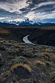 Der Fitz Roy mit dem Fluss Las Vueltas, einer typischen Landschaft Patagoniens, Nationalpark Los Glaciares, UNESCO-Weltkulturerbe, El Chalten, Patagonien, Argentinien, Südamerika