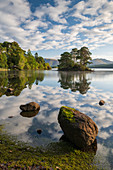 Ein perfekter Morgen mit Reflexionen über Derwent Water im Lake District National Park, UNESCO-Weltkulturerbe, Cumbria, England, Großbritannien, Europa