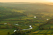 Der Fluss Usk schlängelt sich durch hügelige Landschaften, Brecon Beacons, Powys, Wales, Großbritannien, Europa
