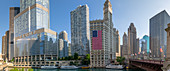 Ansicht des Wrigley-Gebäudes, Chicago River und Wassertaxi von der DuSable-Brücke aus, Chicago, Illinois, Vereinigte Staaten von Amerika, Nordamerika
