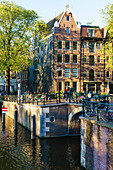 Goldene Stunde auf alten Giebelgebäuden, Brouwersgracht-Kanal, Amsterdam, Nordholland, Niederlande, Europa