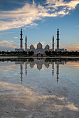 Die Scheich-Zayid-Moschee bei Sonnenuntergang, Abu Dhabi, Vereinigte Arabische Emirate, Naher Osten