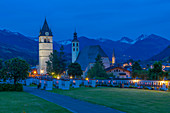 Blick auf Liebfrauenkirche und Stadt mit den umliegenden Bergen in der Abenddämmerung, Kitzbühel, Österreich Tirol, Österreich, Europa
