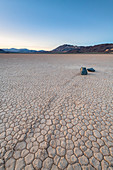 Bewegliche Felsbrocken an der Racetrack Playa im Death Valley National Park, Kalifornien, Vereinigte Staaten von Amerika, Nordamerika