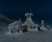 Schneebedeckte Hütte, Kuntivaara, Kuuusamo, Finnland, Europa