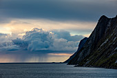 Regenwolke und Berg, Senja, Norwegen, Skandinavien, Europa