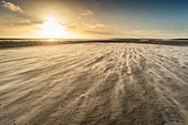 Starker Wind am Strand von Camber Sands, East Sussex, England, Großbritannien, Europa
