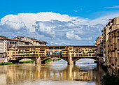 Die Ponte Vecchio über den Arno, Florenz, UNESCO-Weltkulturerbe, Toskana, Italien, Europa