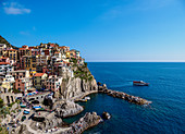 Fähre an der Küste von Manarola, erhöhte Ansicht, Cinque Terre, UNESCO-Weltkulturerbe, Ligurien, Italien, Europa