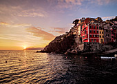 Riomaggiore bei Sonnenuntergang, Cinque Terre, UNESCO-Weltkulturerbe, Ligurien, Italien, Europa