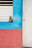 Ananas auf einer Fensterbank in Trinidad, Kuba, Westindische Inseln, Karibik, Mittelamerika