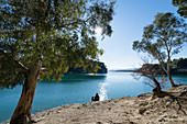 The turquoise Embalse del Guadalhorce reservoir in the province of Málaga invites you to relax, swim or kayak.