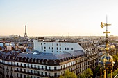 Frankreich, Paris, Turmspitze des Kaufhauses Le Printemps und des Eiffelturms