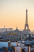 Frankreich, Paris, das Glasdach des Grand Palais und der Eiffelturm