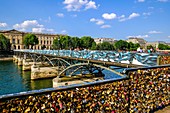 Frankreich, Paris, UNESCO Weltkulturerbe Gebiet, Passerelle des Arts, mit Straßenkunst verzierte Geländer