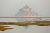 Frankreich, Manche, Mont Saint Michel, UNESCO Weltkulturerbe, Mont Saint Michel während der Flut des Jahrhunderts, von den Salzwiesen gesehen