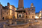 Frankreich, Bouches-du-Rhône, Arles, Place de la Republique, der Glockenturm des Rathauses, der Brunnenobelisk und die Kirche St. Trophime aus dem 12.-15. Jahrhundert, UNESCO Weltkulturerbe