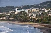 Frankreich, Martinique, Sainte-Marie, der Strand und die Kirche Notre-Dame-de-l'Assomption im Hintergrund
