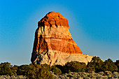 Markanter, mehrfarbiger Felsen in der Weite des Red Rock State Park, nahe Sedona, Arizona, USA