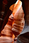 Wunderschöner Lichteinfall in der Felsformation im Antelope Canyon, bei Page, Arizona, USA