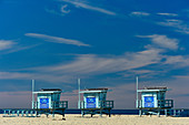 Drei Hütten der Lifeguard am Strand des Pazifik, Venice Beach, Kalifornien, USA