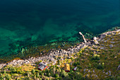 Luftaufnahme über das farbenfrohe Meer und Haus, Henningsvaer, Austvagoy, Nordland