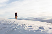 Frau wandert in den Dünen, White-Sands-Nationalpark, New Mexico, Vereinigte Staaten