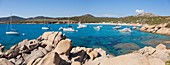 Frankreich, Corse du Sud, Region Sartenais, Tizzano, Boote festgemacht im klaren Wasser der Küste in der Nähe des Leuchtturms Sennetose