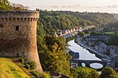 Frankreich, Cotes d'Armor, Dinan, Panoramablick von den Burgmauern, Blick über den Hafen von Dinan und den Fluss Rance