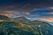 Frankreich, Savoie, Beaufortain, Hauteluce, Blick auf den Staudamm Girotte bei Sonnenaufgang