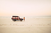 Sonneuntergang mit Geländewagen am 80 Mile Beach in Westaustralien, Australien, Indischer Ozean, Ozeanien