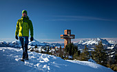 Mann wandert am Jakobskreuz in Fieberbrunn im Wilden Kaiser bei Winter, Tirol\n