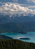 Türkisfarbener Walchensee mit Insel Sassau, Wald, Berge und Wolken, Bayern