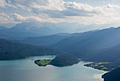 Türkisfarbener Walchensee mit Halbinsel Zwergern, Berge und Wolken, Bayern