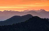 Berg Silhouetten, Bayerische Voralpen am Walchensee im Sonnenaufgang, vom Jochberg gesehen, Bayern