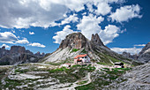 Gipfel Sasso di Sesto und Drei Zinnen Hütte im Naturpark der Dolomiten, Südtirol\n