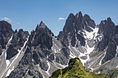 Mann in Berglandschaft in den Dolomiten bei den Drei Zinnen, Südtirol