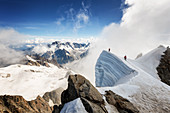 Alpinisten am höchsten Serac des Mont-Blanc du Tacul, Chamonix-Mont-Blanc, Haute-Savoi, Frankreich