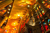 Iinnere Glasmalerei i seitlichen Schiff der Basilica la Sagrada Familia, Sühnentempel, Barcelona, Katalonien, Spanien