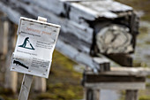 Schild, das unbewaffnete Fortbewegung zum Schutz vor Eisbären verbietet, Ny Alesund, die nördlichste Siedlung der Welt (78 56n), Spitzbergen, Svalbard, Arktischer Ozean, Norwegen