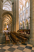 Blick auf dem gotischen Chor aus dem 12. Jahrhunderts von der nördlichen Querschiffsseite aus, Abteikirche Sainte-Étienne de Caen (auch bekannt als Abbaye Aux Hommes ), gegründet im 11. Jahrhundert von Wilhelm, dem Eroberer, und wiederaufgebaut im 18. Jahrhundert, Caen, Frankreich