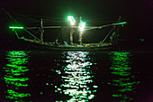 Tintenfischfang bei Nacht, Fischerboot mit grünem Licht zum Anlocken der Fische, Golf von Thailand, Bang Saphan, Provinz Prachuap Khiri Khan, Thailand