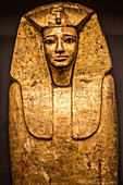 Sarg eines ägyptischen Pharaos aus beschichtetem und vergoldetem Holz, Louvre, Paris, Frankreich