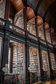 THE LONG ROOM, LIBRARY AT TRINITY COLLEGE OF DUBLIN UNIVERSITY DATING FROM THE 16TH CENTURY, DUBLIN, IRELAND